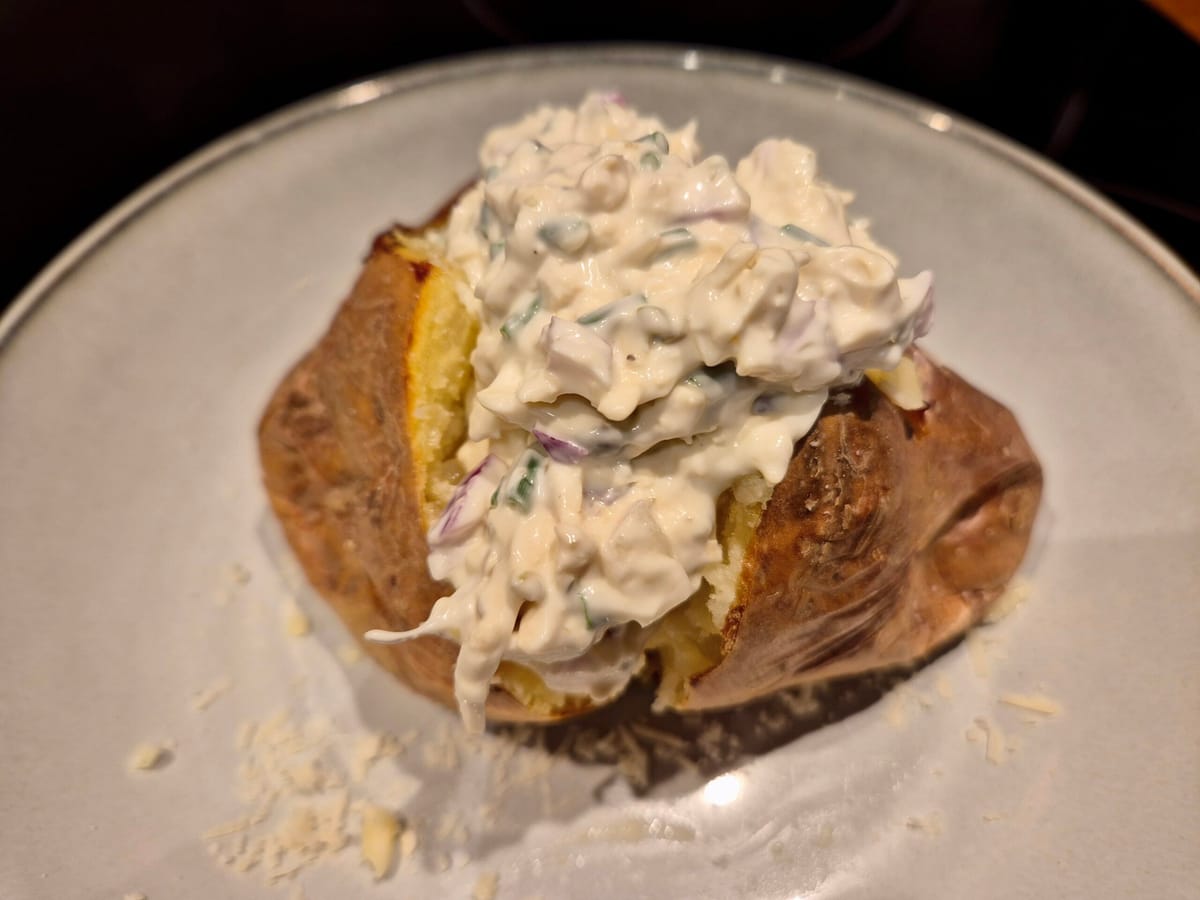 Vegetarisk tofuröra till bakad potatis