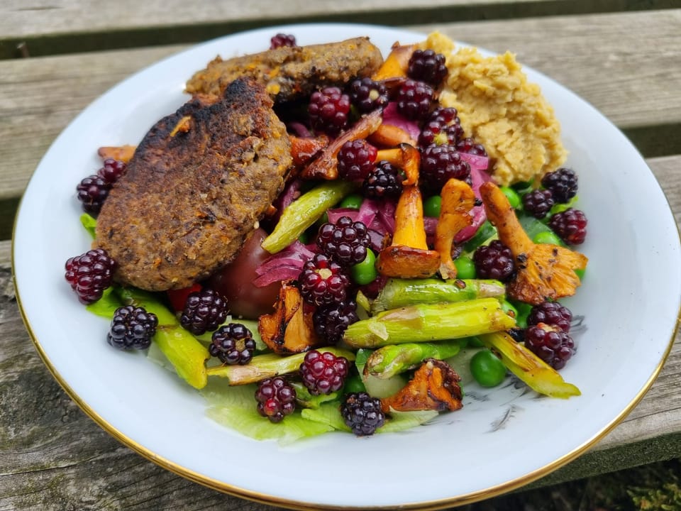 Sallad med björnbär och kantareller