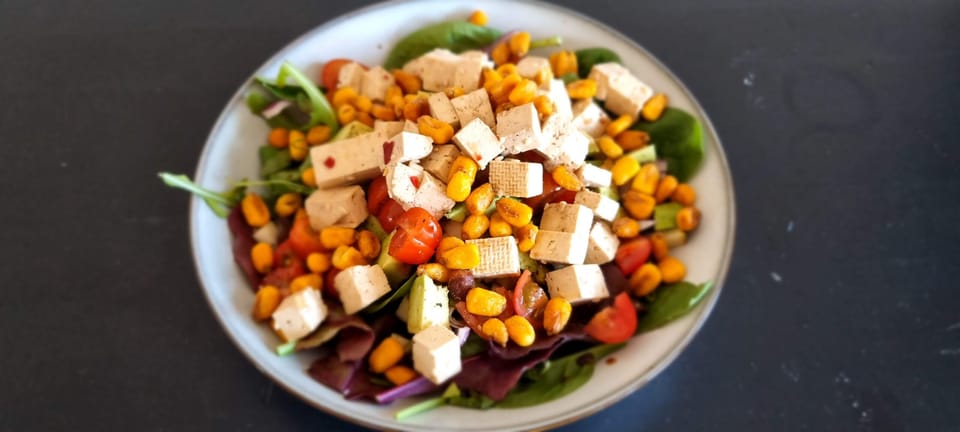 Sallad med tofu & rostad majs