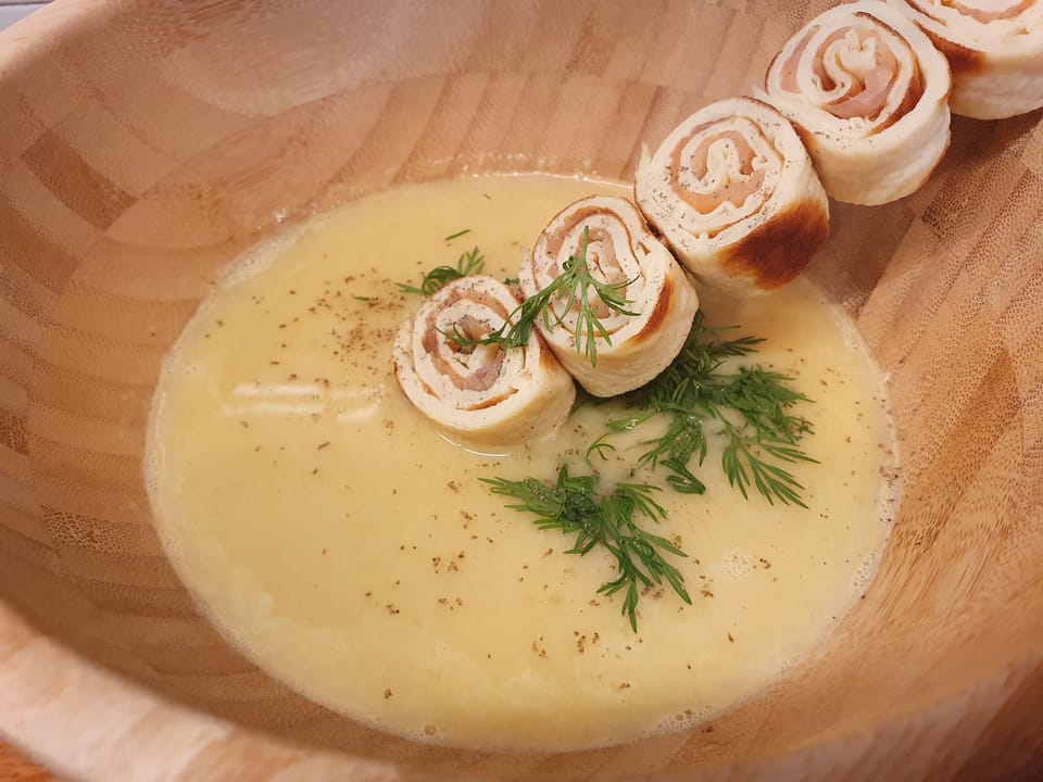 Kräftsoppa med laxpannkaksrullar