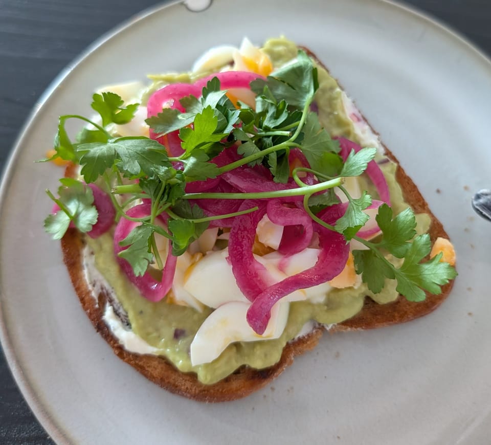 Lyxig avokadotoast med ägg