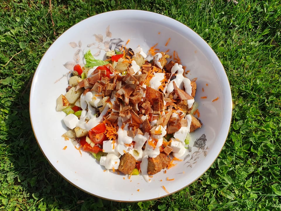 Sallad med vegobullar och bacon