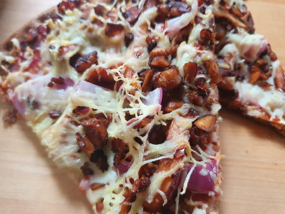 Vegansk knäckebrödspizza med kantareller