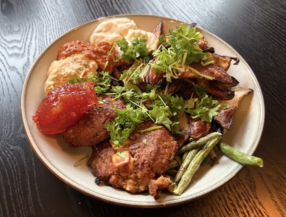 Veggfärsbiffar med fetaost och klyftpotatis (airfryer)